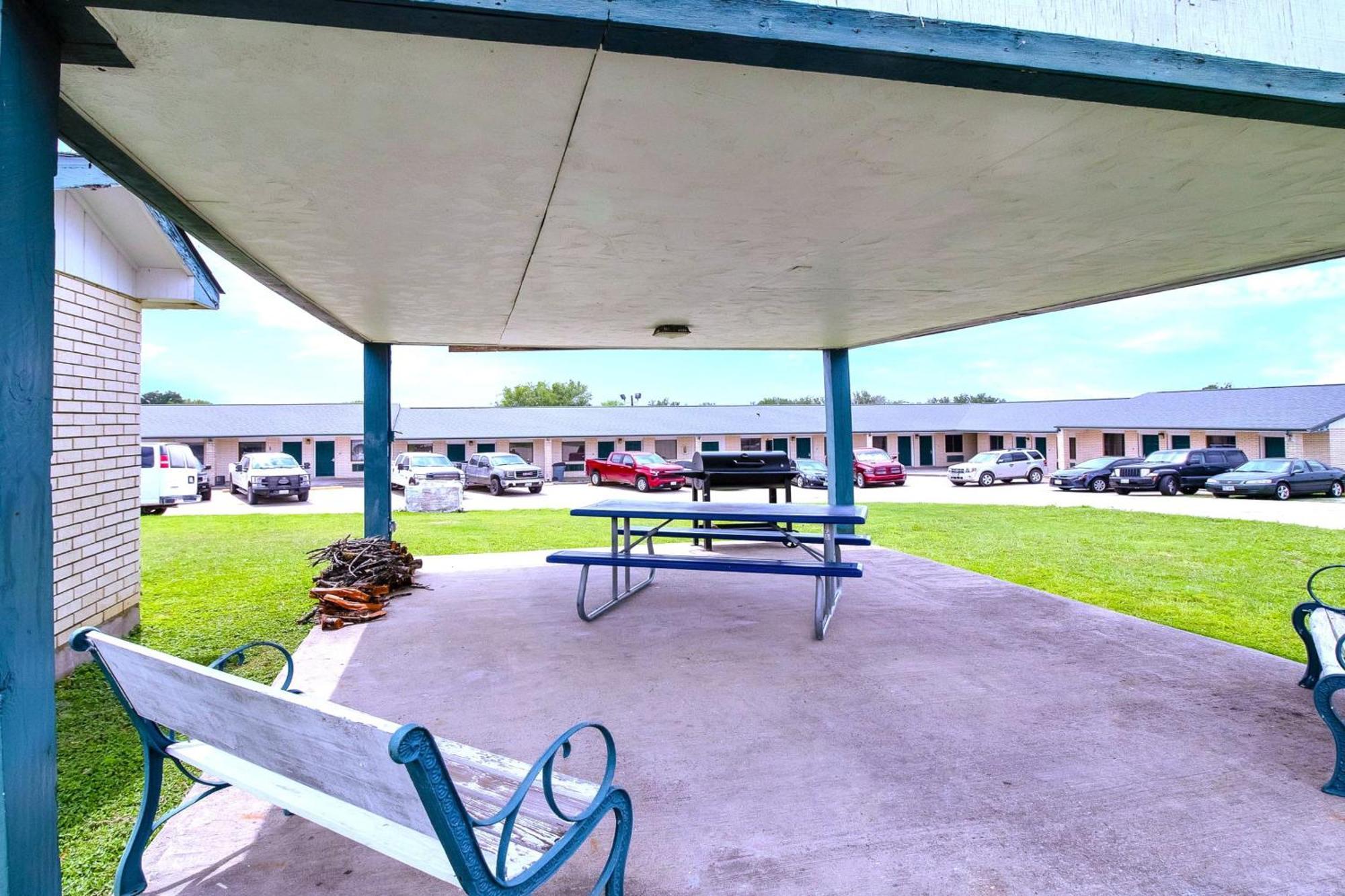Three Rivers Executive Inn & Suites By Oyo Exterior photo