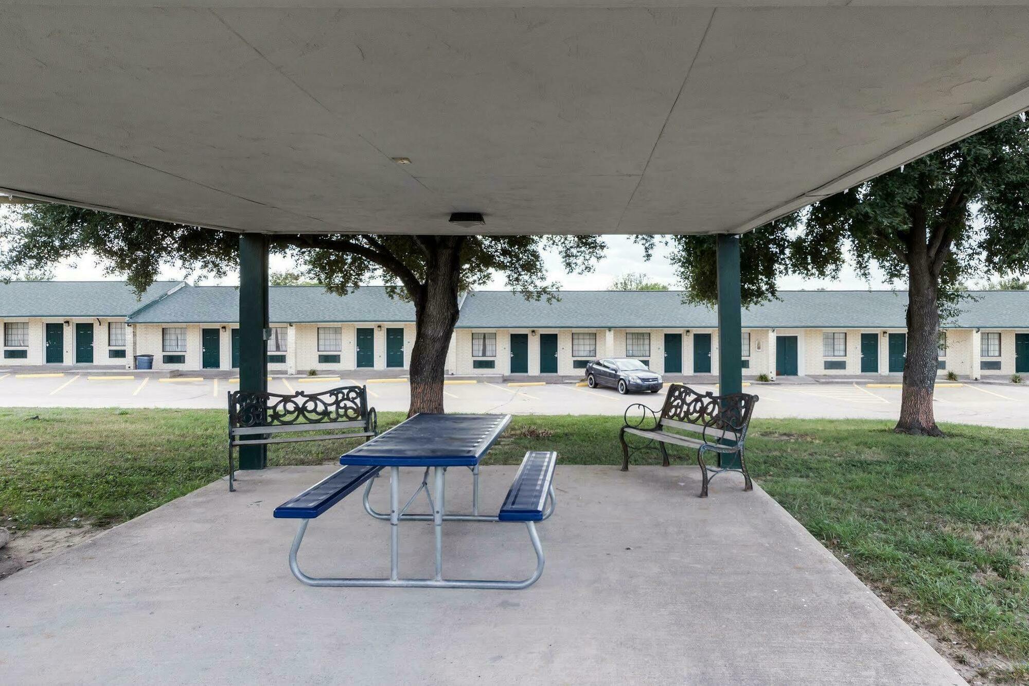 Three Rivers Executive Inn & Suites By Oyo Exterior photo